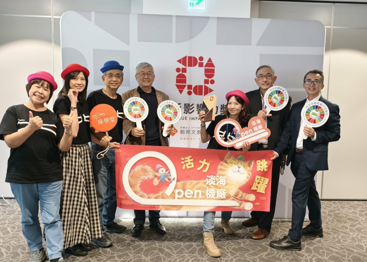 旅學堂團隊與合作夥伴於對話影響力獎背板前合影