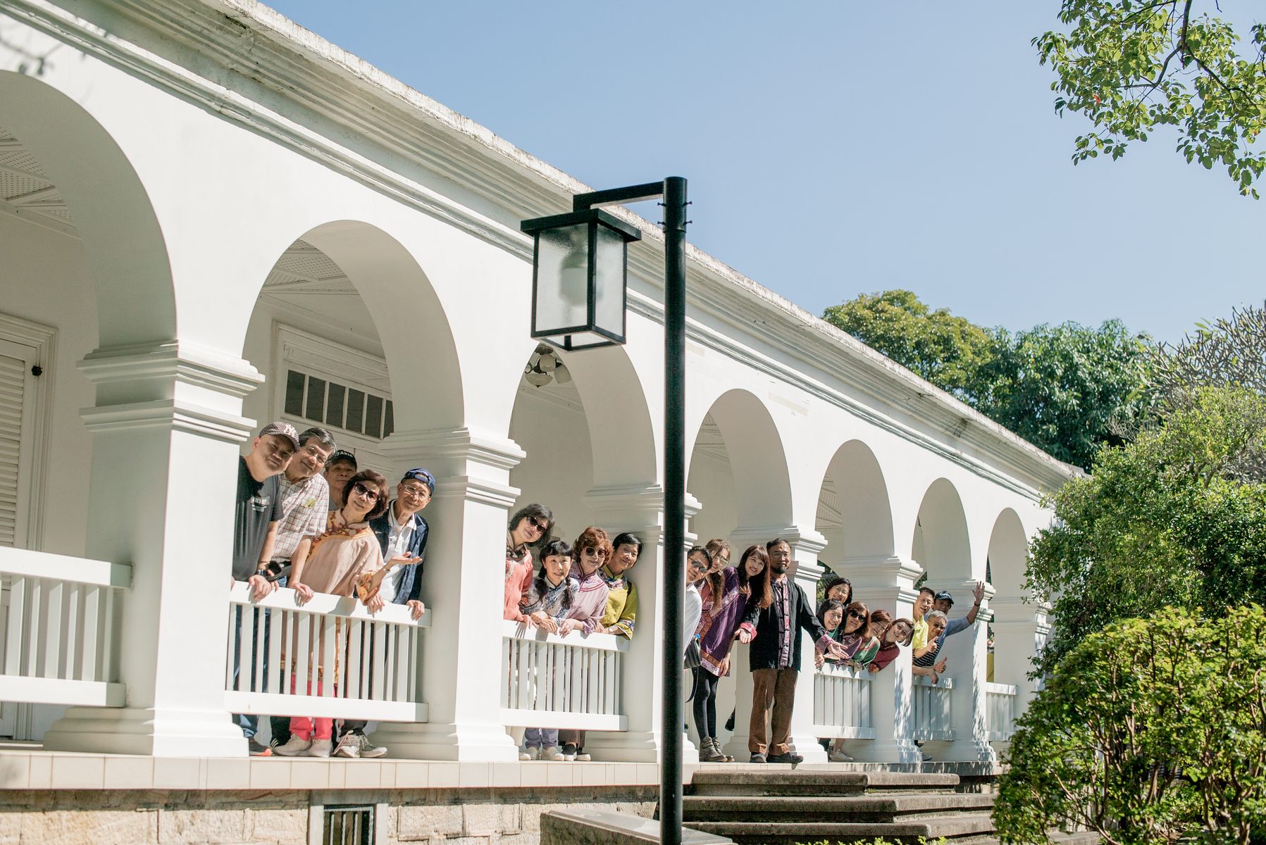 旅學堂帶領參與者在淡水歷史建築前合影