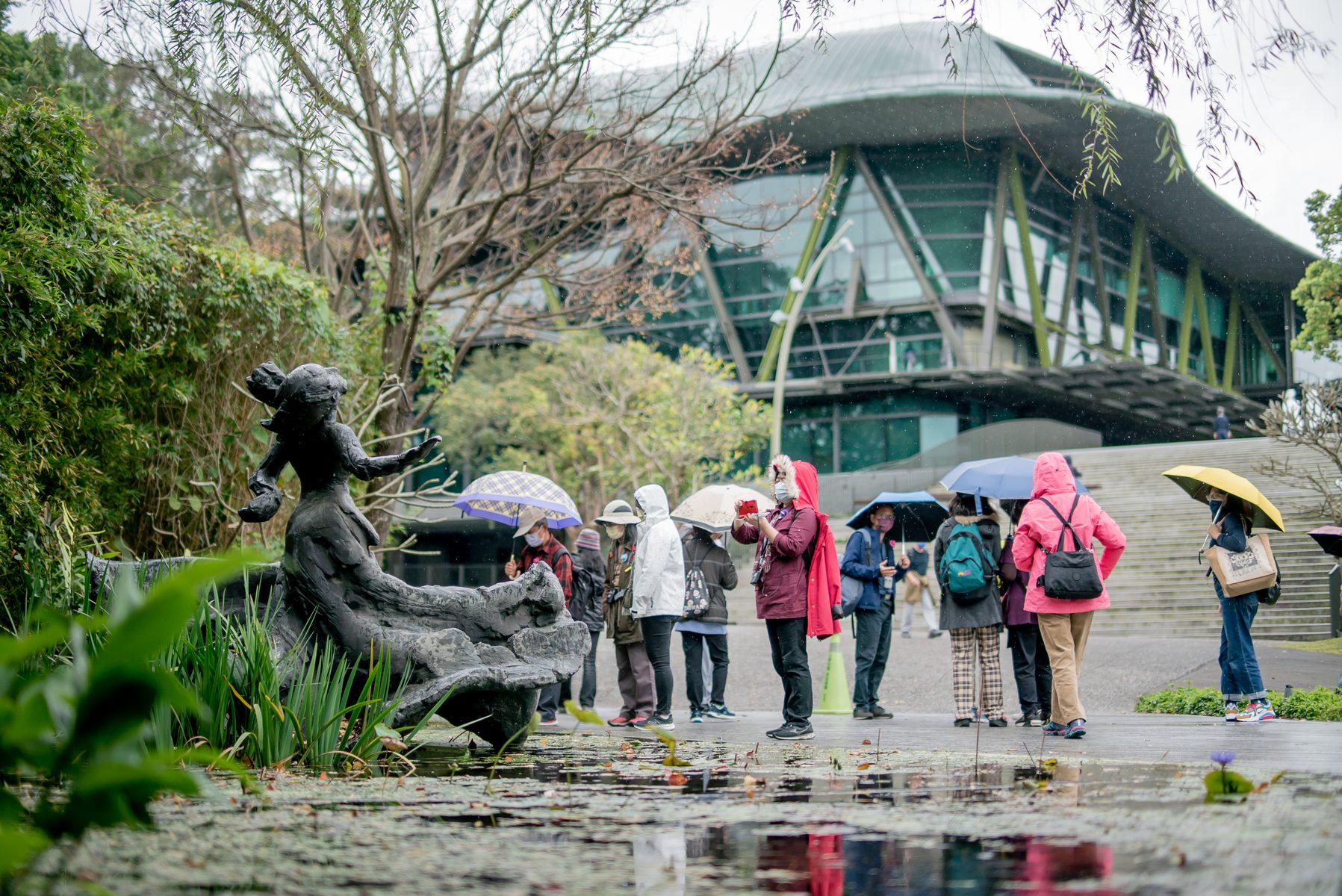 一般旅人跟著旅學堂在雨中探索淡水文化場域
