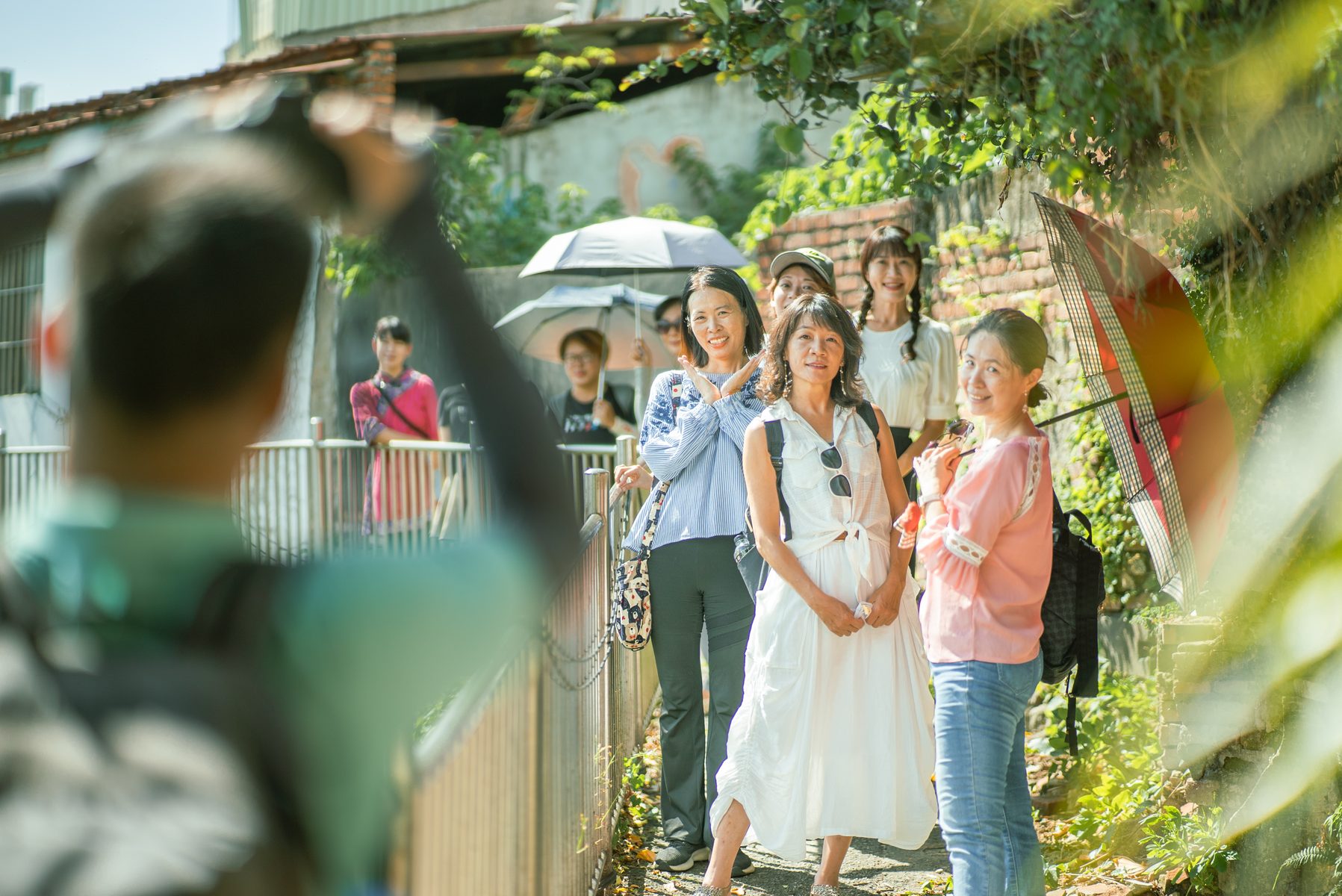 旅學堂淡水文化走讀導覽現場，帶路人與參與者在戶外交流