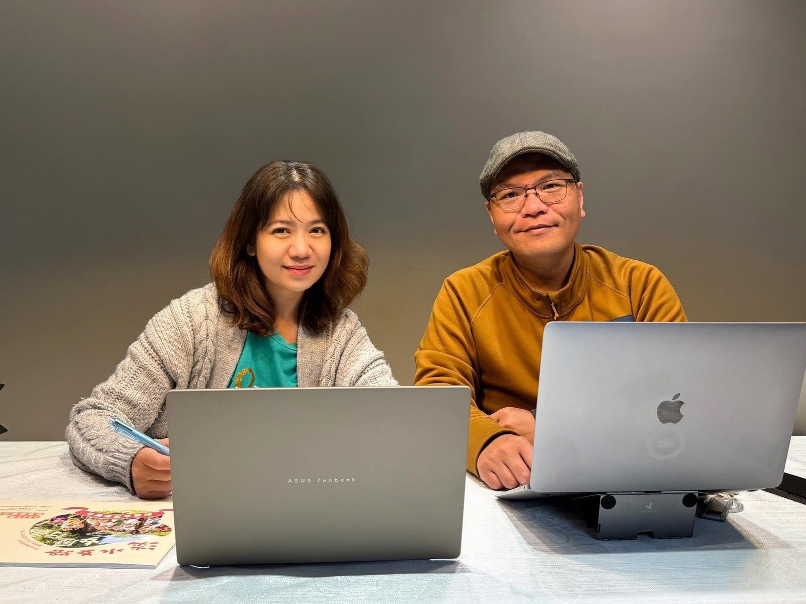 Vicky 與影響力學習夥伴在桌前討論旅學堂成果資料