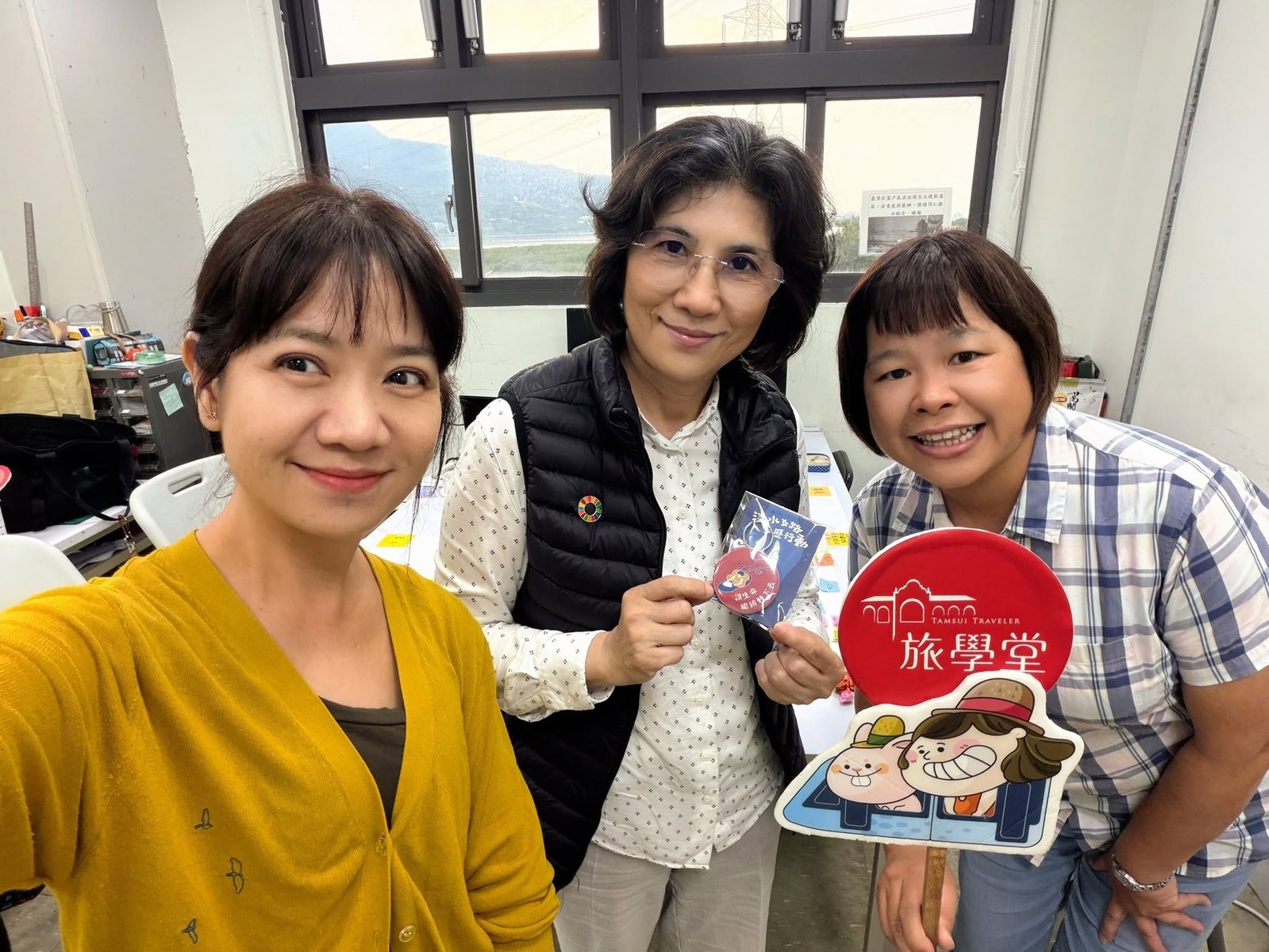 Vicky 與夥伴展示旅學堂地方成果物與品牌識別