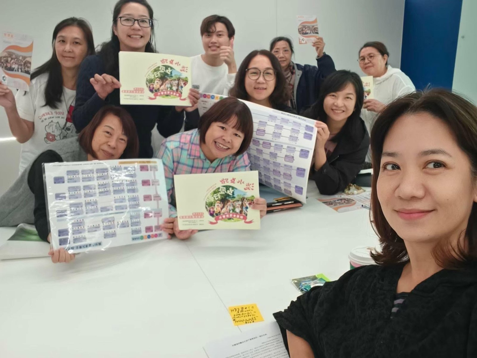 Vicky 與女力夥伴展示旅學堂成果事件鏈與淡水女路資料