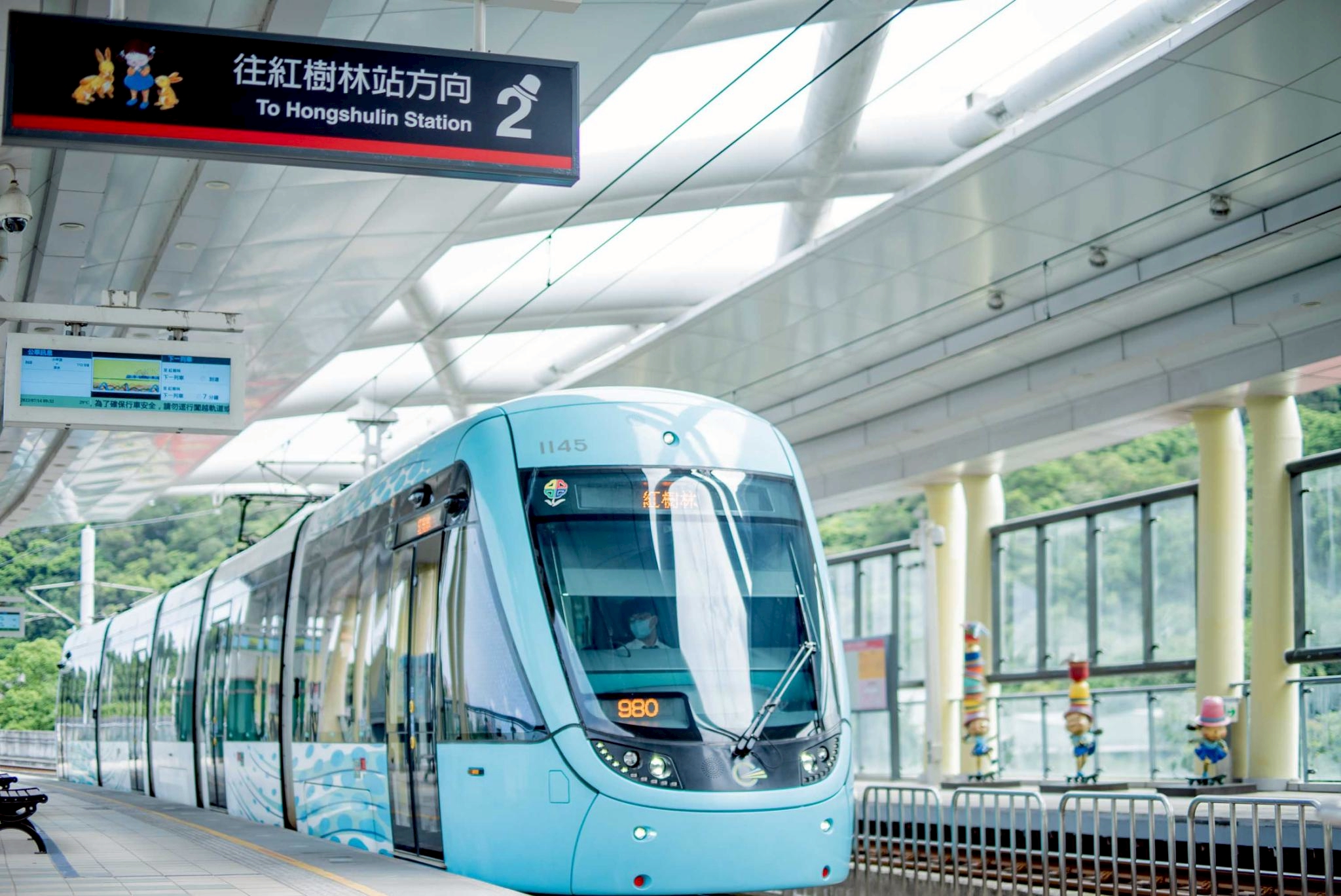 淡海輕軌列車停靠月台