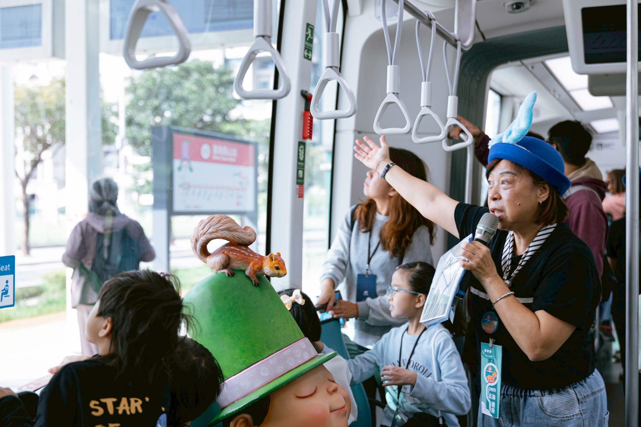 帶路人在淡海輕軌車廂內為親子團導覽