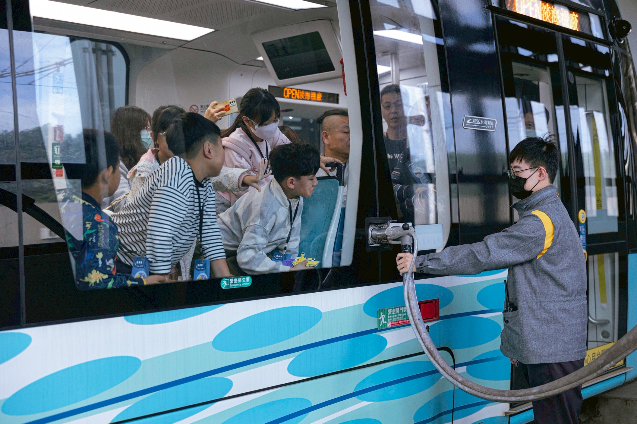 維修職人示範淡海輕軌列車加砂設備