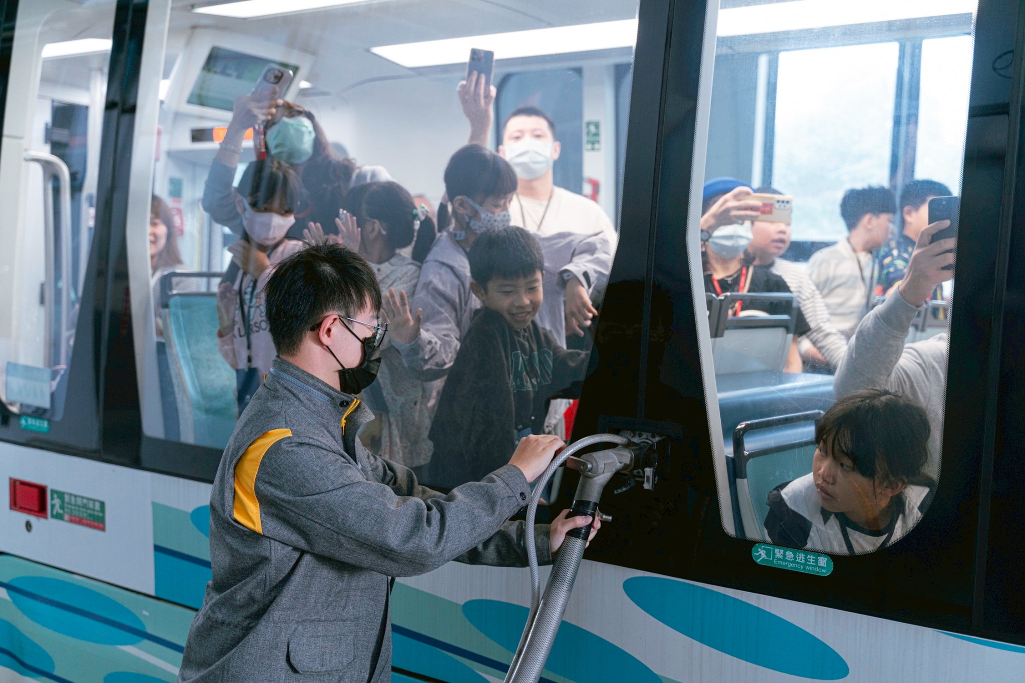 孩子隔著列車窗觀看加砂設備操作