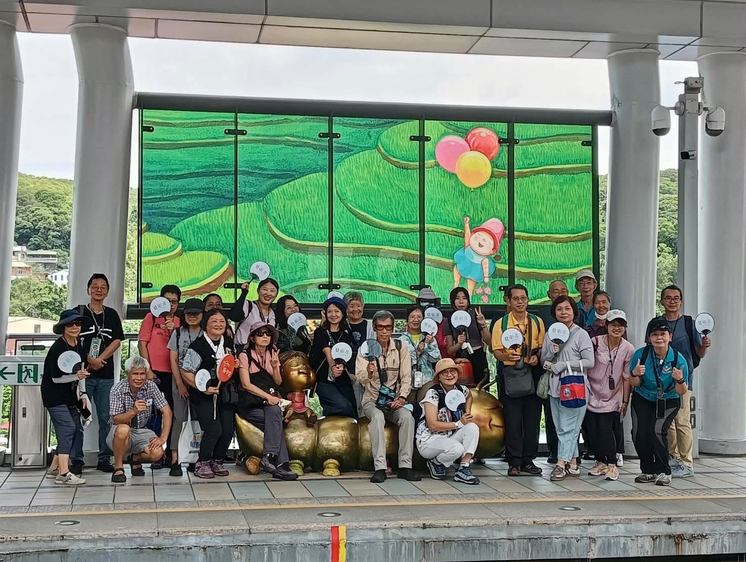藝術流參與者在淡海輕軌月台公共藝術前合影