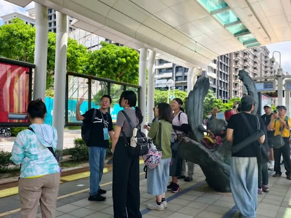 參與者在淡海輕軌公共藝術作品旁觀察與交流