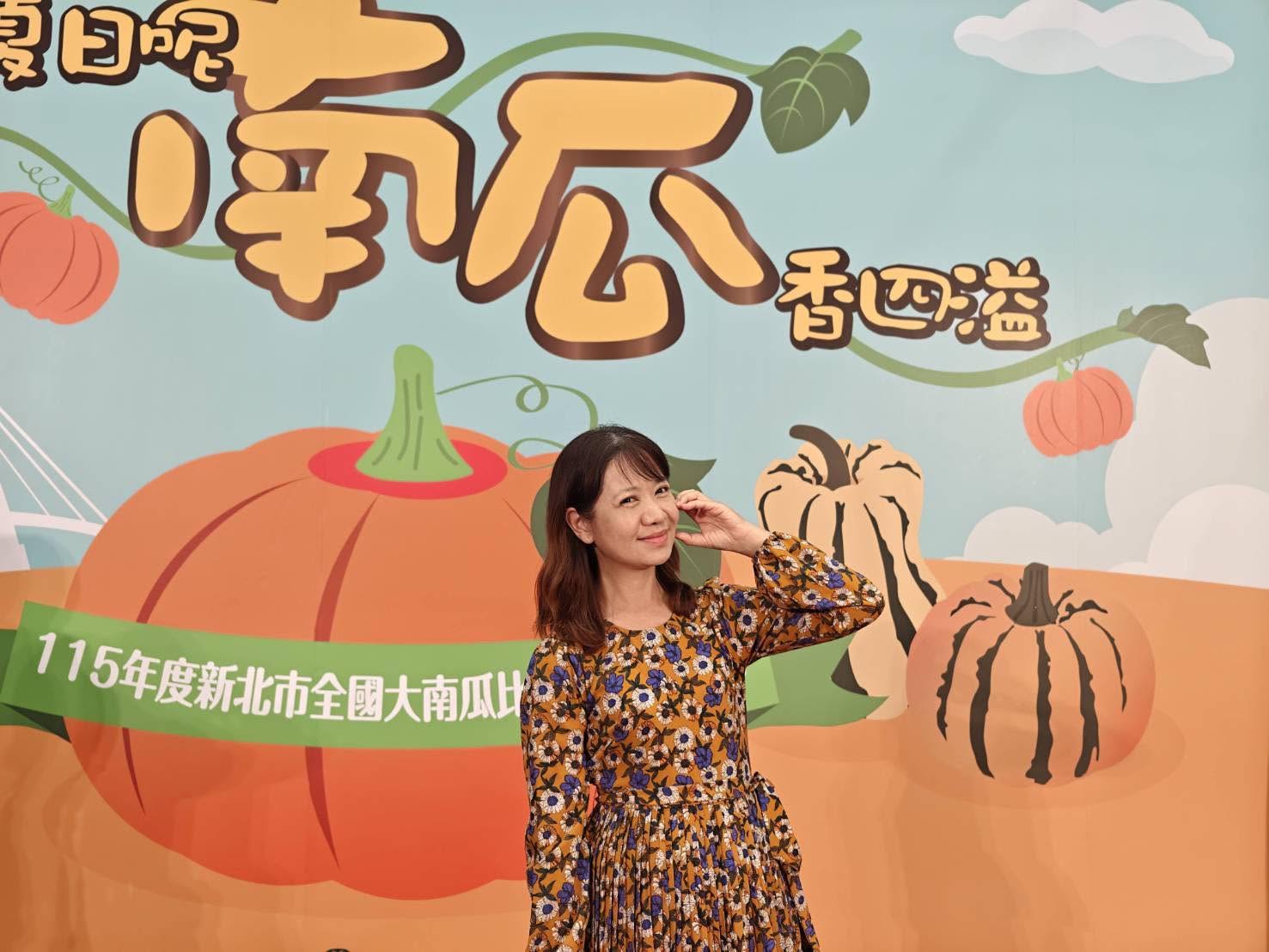 Vicky 於南瓜季背板前留影