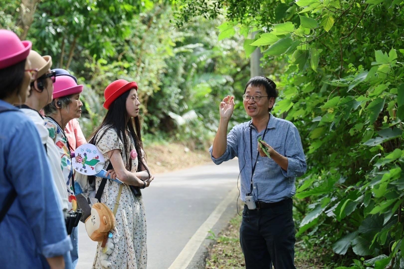 吳峻毅帶領旅人認識淡水里山植物