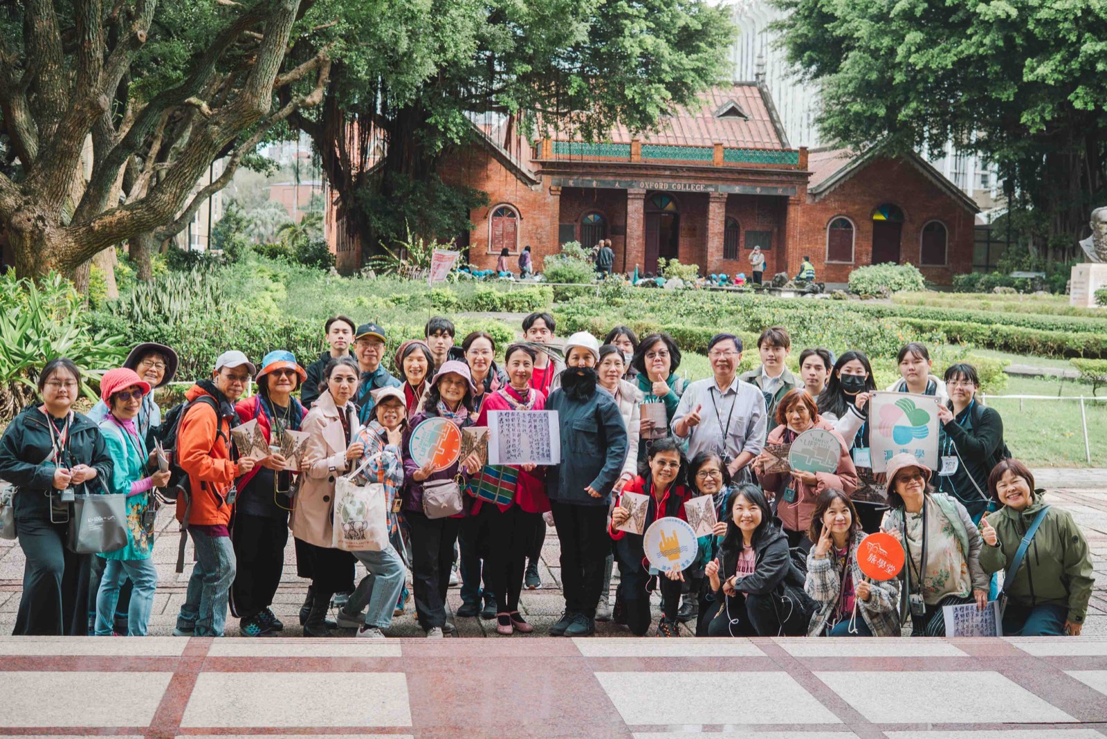 淡水女路與旅學堂夥伴在牛津學堂前合影