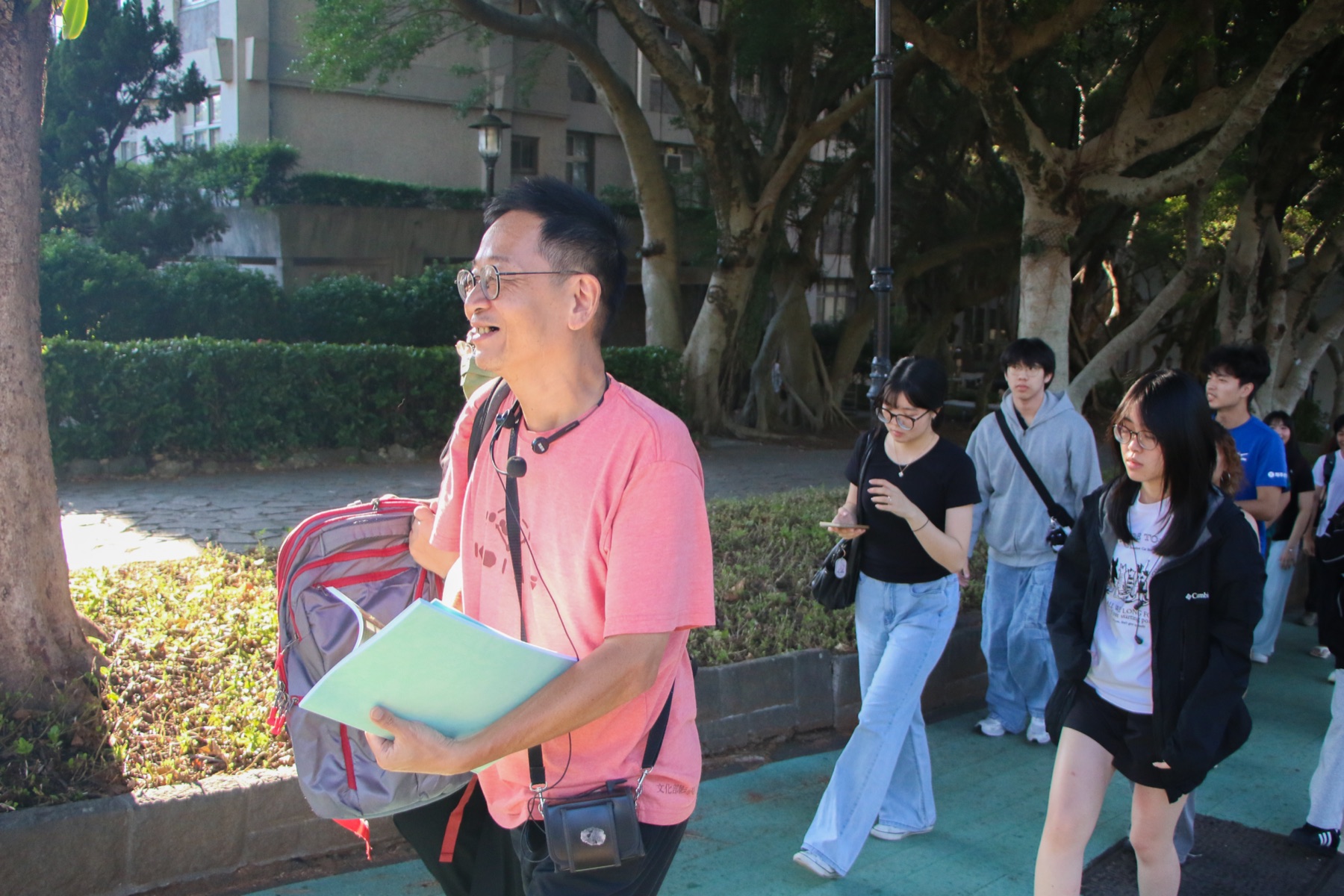 吳峻毅老師帶領淡江大學學生走過校園綠地與建築